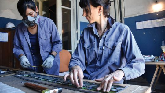 Guardianas de la cúpula: conocé a las mujeres encargadas de la restauración de la confitería del Molino
