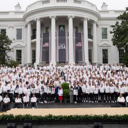 El presidente de EE.UU., Joe Biden, y la primera dama, Jill Biden, se hacen fotos mientras dan la bienvenida a los miembros del Equipo de EE.UU. tras su participación en los Juegos Olímpicos y Paralímpicos de Verano de Tokio 2020 y en los Juegos Olímpicos y Paralímpicos de Invierno de Pekín 2022, durante una ceremonia en el Jardín Sur de la Casa Blanca en Washington, DC. | Foto:SAUL LOEB / AFP