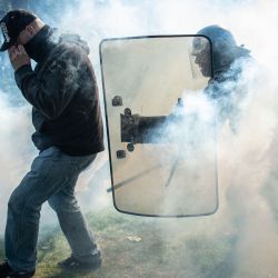 Un agente de policía se enfrenta a un manifestante entre gases lacrimógenos durante una manifestación en París. | Foto:AFP