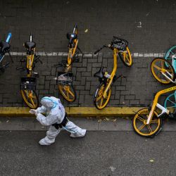 Un policía con equipo de protección personal (EPP) camina por una calle durante un bloqueo por el coronavirus Covid-19 en el distrito de Jing'an, en Shanghái, China. | Foto:HECTOR RETAMAL / AFP