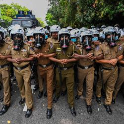 Unos policías montan guardia durante una manifestación de los estudiantes universitarios contra la crisis económica, cerca del edificio del Parlamento en Colombo, Sri Lanka. | Foto:ISHARA S. KODIKARA / AFP