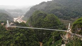 La parte inferior del puente está compuesta por tres capas de paneles de vidrio templado