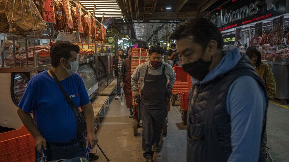 Shoppers At Central de Abastos Market As Mexico Economy Faces Gloomy 2022