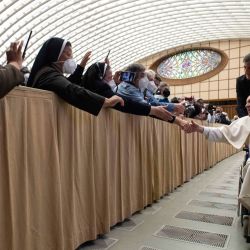 Esta foto tomada y publicada por la oficina de prensa del Vaticano, Vatican Media, muestra al Papa Francisco en silla de ruedas reuniéndose con peregrinos en una audiencia a los participantes de la Asamblea Plenaria de la Unión Internacional de Superiores Generales en el aula Pablo VI en el Vaticano. | Foto:VATICAN MEDIA / AFP