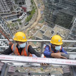 Empleados trabajan en un sitio de construcción en el suroeste de China. | Foto:Xinhua/Liu Kun