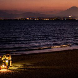 Esta foto muestra a la gente reunida en la playa mientras el monte Fuji, la montaña más alta de Japón con 3.776 metros, se ve desde el parque Shonan Kaigan en Fujisawa, al sur de Tokio. | Foto:Philip Fong / AFP