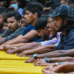 Estudiantes universitarios empujan barricadas hacia la policía durante una manifestación contra la crisis económica cerca del edificio del Parlamento en Colombo, Sri Lanka. | Foto:ISHARA S. KODIKARA / AFP