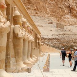 Imagen de turistas visitando el Templo de Hatshepsut, en Luxor, Egipto. Luxor, una capital del antiguo Alto Egipto conocida como Tebas, es ahora un destino turístico famoso por los edificios históricos del templo y otras reliquias. | Foto:Xinhua/Sui Xiankai