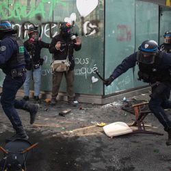 La policía se enfrenta a los manifestantes en el Boulevard Voltaire en París. | Foto:AFP