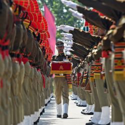 Los nuevos reclutas de la Fuerza de Seguridad Fronteriza (BSF) de la India prestan juramento durante un desfile de paso en Humhama, en las afueras de Srinagar. | Foto:TAUSEEF MUSTAFA / AFP