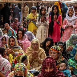 Mujeres musulmanas rezan durante una oración especial con motivo del Eid al-Fitr que marca el final del mes sagrado de ayuno del Ramadán en la mezquita Badshahi en Lahore, Pakistán. | Foto:ARIF ALI / AFP