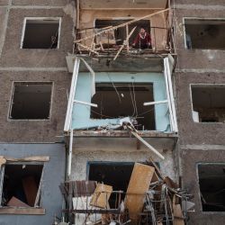 Una mujer en un balcón limpia su habitación en un apartamento dañado por la explosión de un misil en Kramatorsk, este de Ucrania, en medio de la invasión rusa de Ucrania. | Foto:YASUYOSHI CHIBA / AFP