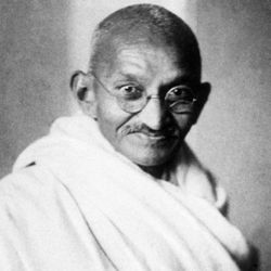 El 5 de mayo de 1944, Mahatma Gandhi es liberado, por motivos de salud, tras varios meses de arresto.