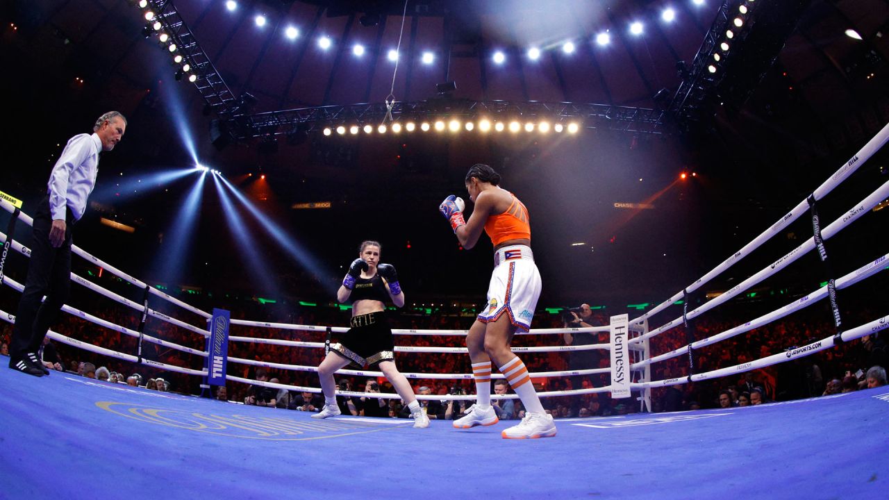 La irlandesa Katie Taylor intercambia golpes con la puertorriqueña Amanda Serrano en el combate por el título mundial del peso ligero celebrado en el Madison Square Garden en Nueva York, Nueva York. | Foto:Sarah Stier/Getty Images/AFP