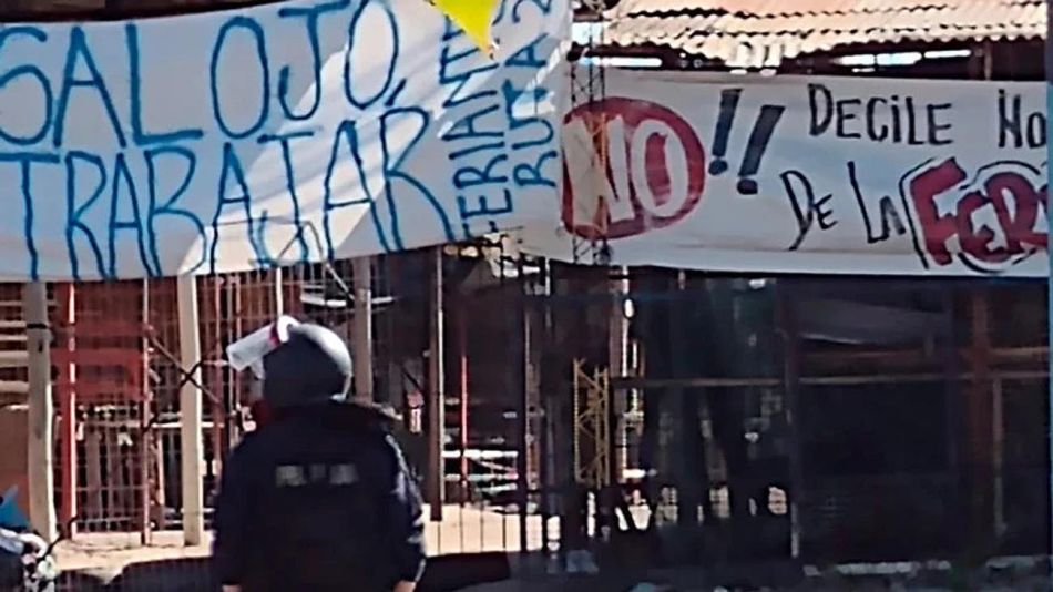 Operativo de desalojo de una feria en Moreno 20220505