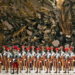 Guardias suizos en posición de firmes durante una ceremonia de juramento de nuevos reclutas de la Guardia Suiza pontificia en la sala Pablo-VI del Vaticano. | Foto:ANDREAS SOLARO / AFP