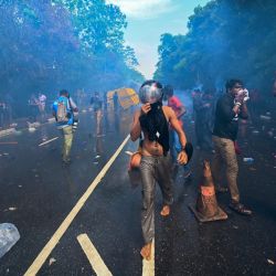 La policía utiliza gas lacrimógeno para dispersar a los estudiantes universitarios que protestan para exigir la dimisión del presidente de Sri Lanka, Gotabaya Rajapaksa, por la agobiante crisis económica del país, cerca del edificio del Parlamento en Colombo. | Foto:ISHARA S. KODIKARA / AFP