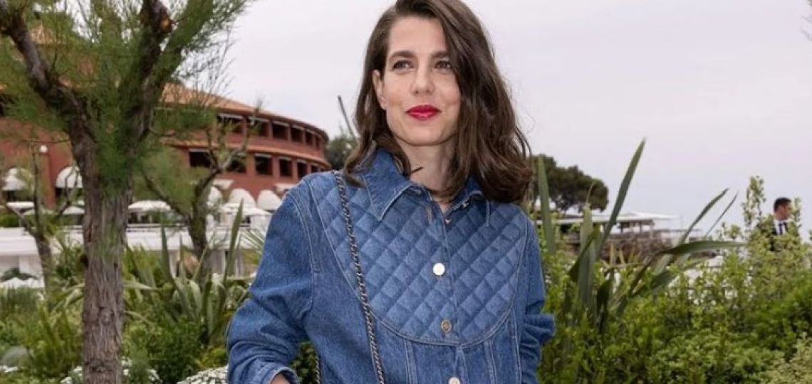 Jeans: Charlotte Casiraghi llevó a un desfile de Chanel esta tendencia atemporal