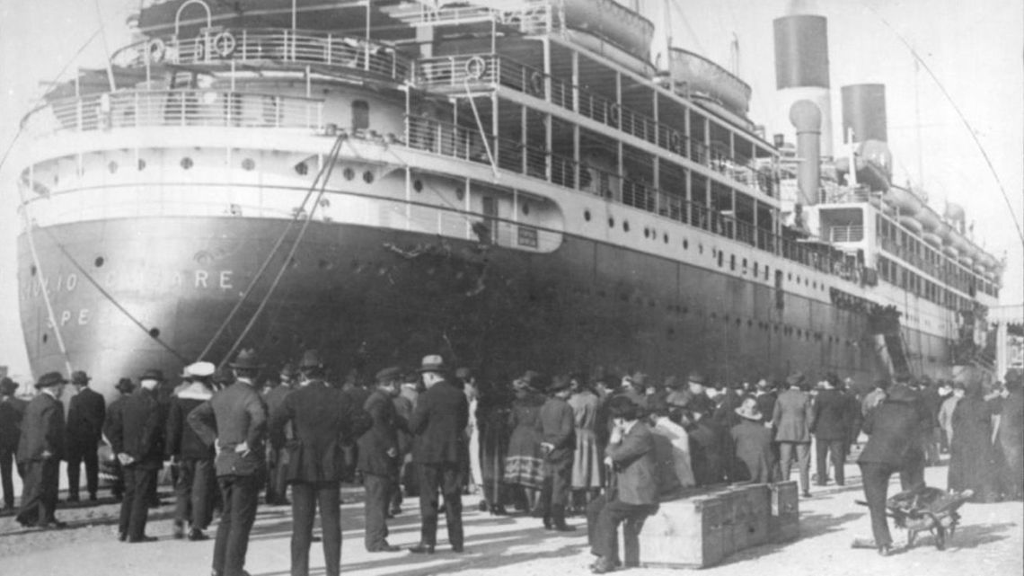 Immigrants arriving in Argentina. Now it is possible to consult an online registry to find out the ship of arrival and professions of over four million immigrants.