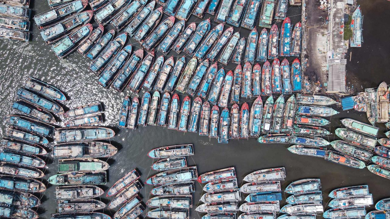 Esta imagen aérea muestra barcos de pesca tradicionales amarrados en un muelle en Yakarta, Indonesia. | Foto:BAY ISMOYO / AFP