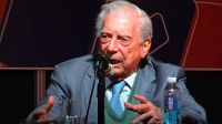 Vargas Llosa, hablando en la Feria del Libro.