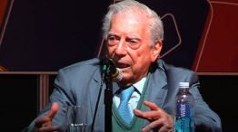 Vargas Llosa, hablando en la Feria del Libro.