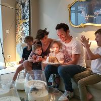 Benjamín Vicuña de campamento con su hijo Benicio