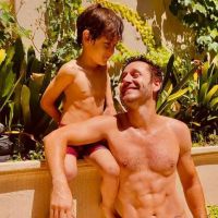 Benjamín Vicuña de campamento con su hijo Benicio