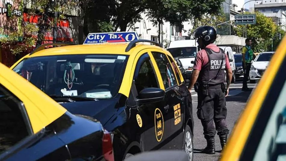 Un taxista se descompensó y embistió a tres turistas francesas en Palermo.