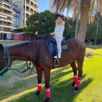 Las dulces fotos de Matilda Salazar practicando polo