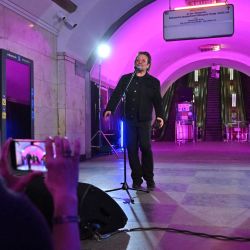 Bono (Paul David Hewson), cantautor irlandés, activista y vocalista de la banda de rock U2, y el guitarrista David Howell Evans alias 'The Edge', actúan en la estación de metro que es un refugio antibombas, en el centro de la capital ucraniana de Kiev. | Foto:SERGEI SUPINSKY / AFP