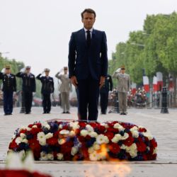 El presidente de Francia, Emmanuel Macron, deposita una corona de flores en la tumba del soldado desconocido en el Arco del Triunfo como parte de las ceremonias que marcan la victoria aliada contra la Alemania nazi y el fin de la Segunda Guerra Mundial en Europa (Día de la Victoria), en París. | Foto:Ludovic Marin / POOL / AFP