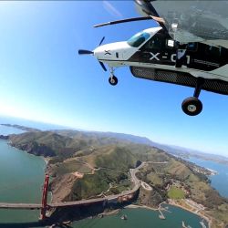 En este fotograma de un vídeo sin fecha, cortesía de Xwing, una Cessna 208B Grand Caravan equipada con un equipo de vuelo autónomo sobrevuela el puente Golden Gate en San Francisco. | Foto:Xwing / AFP