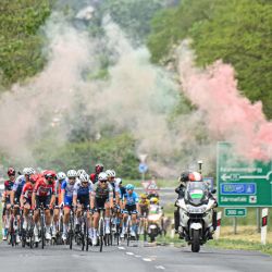 Los cilistas circulan durante la tercera etapa de la carrera ciclista Giro de Italia 2022, 201 kilómetros entre Kaposvar y Balatonfured, Hungría. | Foto:ATTILA KISBENEDEK / AFP