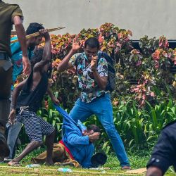 Manifestantes y partidarios del gobierno se enfrentan frente a la residencia oficial del primer ministro de Sri Lanka, Mahinda Rajapaksa, en Colombo. | Foto:ISHARA S. KODIKARA / AFP