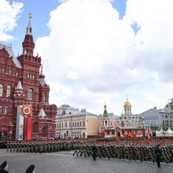Militares rusos marchan en la Plaza Roja durante el desfile militar del Día de la Victoria en el centro de Moscú. - Rusia celebra el 77º aniversario de la victoria sobre la Alemania nazi durante la Segunda Guerra Mundial. | Foto:KIRILL KUDRYAVTSEV / AFP