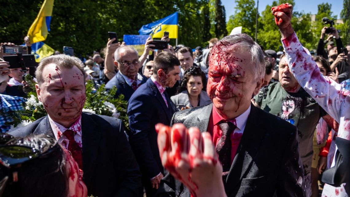 „Faszyści, faszyści!”  Wśród okrzyków tłumu ambasador Rosji w Polsce został zaatakowany czerwoną farbą.