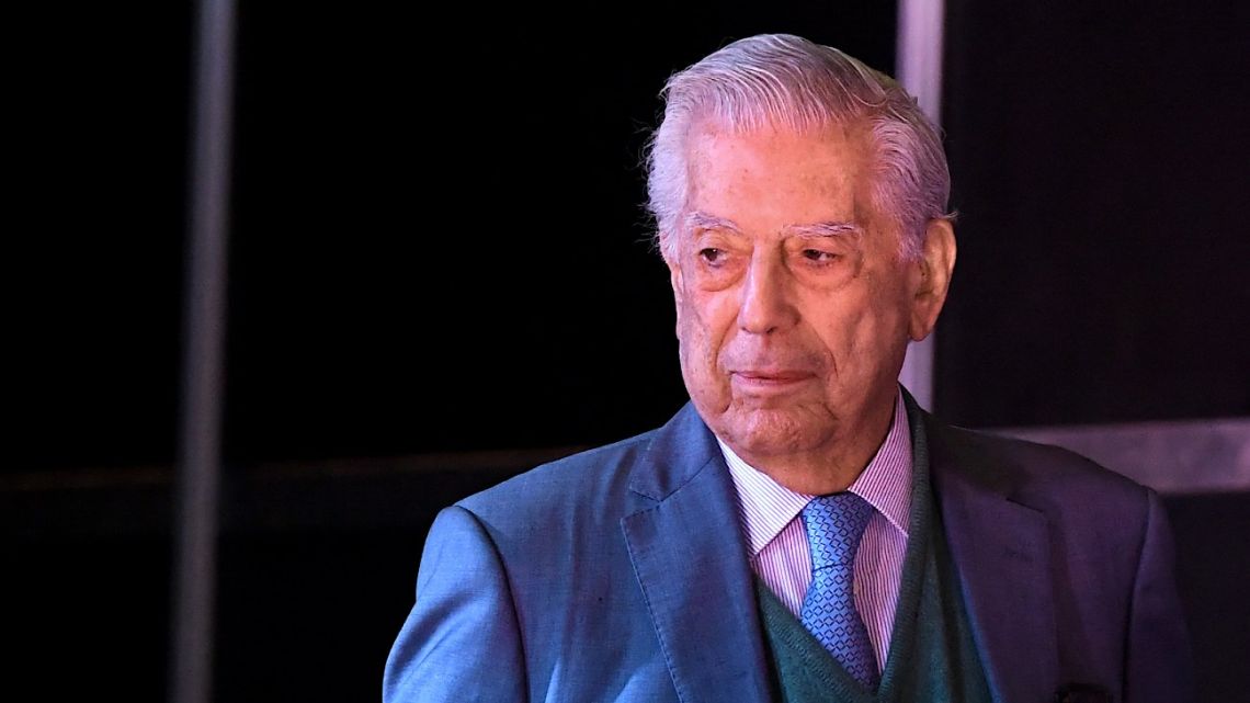 Peruvian writer Mario Vargas Llosa attends the presentation of the agreement between the Cátedra Vargas Llosa and the El Libro Foundation during the 46th Buenos Aires International Book Fair in Buenos Aires on May 6, 2022. 