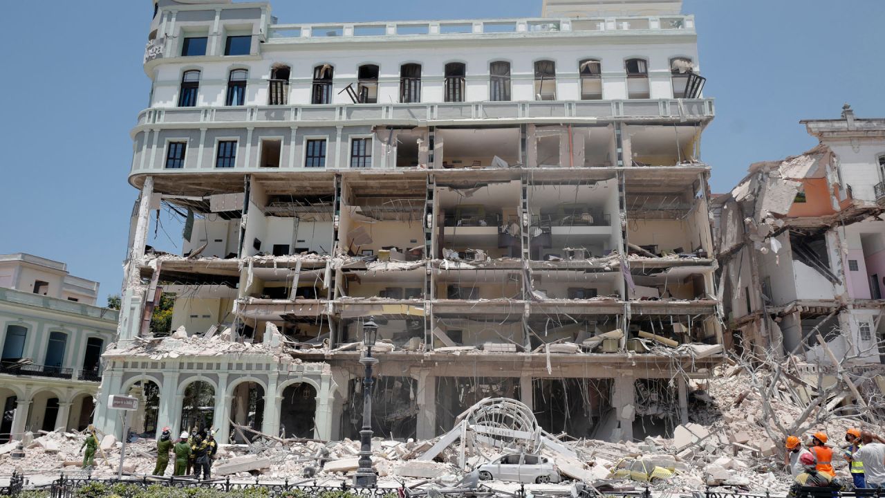 Vista del Hotel Saratoga tras una fuerte explosión en La Habana. - Ocho personas murieron y unas 30 resultaron heridas en una potente explosión que destruyó parcialmente un hotel de cinco estrellas en el centro de La Habana, dijo el gobierno cubano, añadiendo que la explosión fue probablemente causada por una fuga de gas. | Foto:ADALBERTO ROQUE / AFP