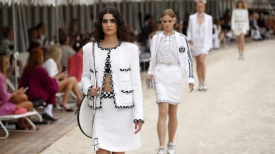 Chanel vuelve a sus raíces más "chic" con un desfile en Mónaco
