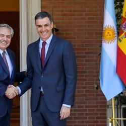 El presidente del Gobierno español, Pedro Sánchez, recibe al presidente de Argentina, Alberto Fernández, a su llegada al palacio de La Moncloa, en Madrid. | Foto:PIERRE-PHILIPPE MARCOU / AFP