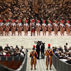 Guardias suizos en posición de firmes durante la ceremonia de juramento de los nuevos reclutas de la Guardia Suiza pontificia en la sala Pablo-VI del Vaticano. | Foto:ANDREAS SOLARO / AFP