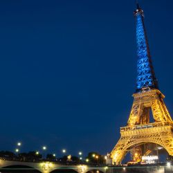 La foto muestra la Torre Eiffel en París iluminada con los colores de la bandera nacional ucraniana. | Foto:AFP