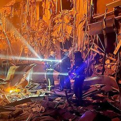 Esta foto tomada por el Servicio Estatal de Emergencias de Ucrania muestra a los bomberos apagando el fuego tras el impacto de un misil ruso en el centro comercial y de ocio de la ciudad ucraniana de Odessa, en el Mar Negro. | Foto:Servicio Estatal de Emergencias de Ucrania / AFP