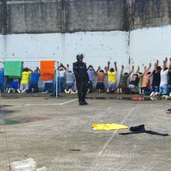 Foto difundida por el Ministerio del Interior de Ecuador de una operación en la cárcel de Bellavista tras un motín, en Santo Domingo de los Tsachilas, Ecuador. - Al menos 43 reclusos murieron en el último y espeluznante motín carcelario de Ecuador, según la fiscalía, y más de 100 están prófugos, informó la policía. | Foto:MINISTERIO DEL INTERIOR ECUATORIANO / AFP