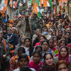 Simpatizantes del partido del Congreso de la India escuchan mientras el candidato del partido Navjot Singh Sidhu (no se ve en la foto) se dirige a los asistentes durante una campaña electoral para las próximas elecciones a la asamblea del estado de Punjab, en Amritsar. | Foto:NARINDER NANU / AFP