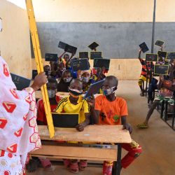 Alumnos asisten a una lección en un aula de un campo de desplazados internos en Ouallam, Níger. | Foto:Issouf Sanogo / AFP