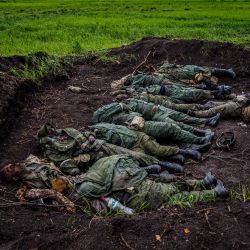 Esta foto muestra los cuerpos de 11 soldados rusos encontrados en el pueblo de Vilkhivka, cerca de la ciudad oriental de Kharkiv, después de que el pueblo fuera retomado por el ejército ucraniano, en medio de la invasión rusa de Ucrania. | Foto:Igor Tkachov / AFP