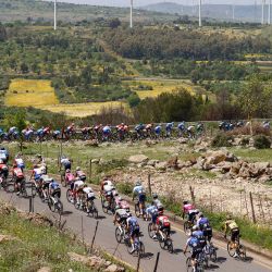 El pelotón rueda durante la cuarta etapa de la carrera ciclista Giro de Italia 2022, 172 kilómetros entre Avola y Etna-Nicolosi, Sicilia. | Foto:Luca Bettini / AFP