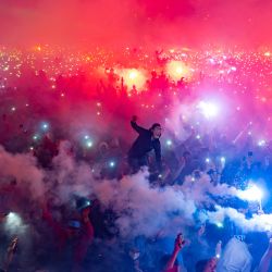 Los seguidores del Trabzonspor celebran tras ganar el título de campeón de la Superliga turca de fútbol, en Estambul. | Foto:YASIN AKGUL / AFP